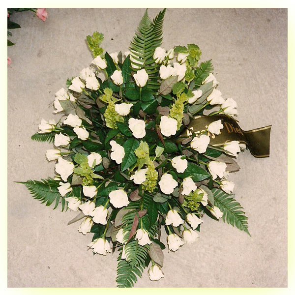 rouwwerk03_witte_rozen_met_groen.jpg